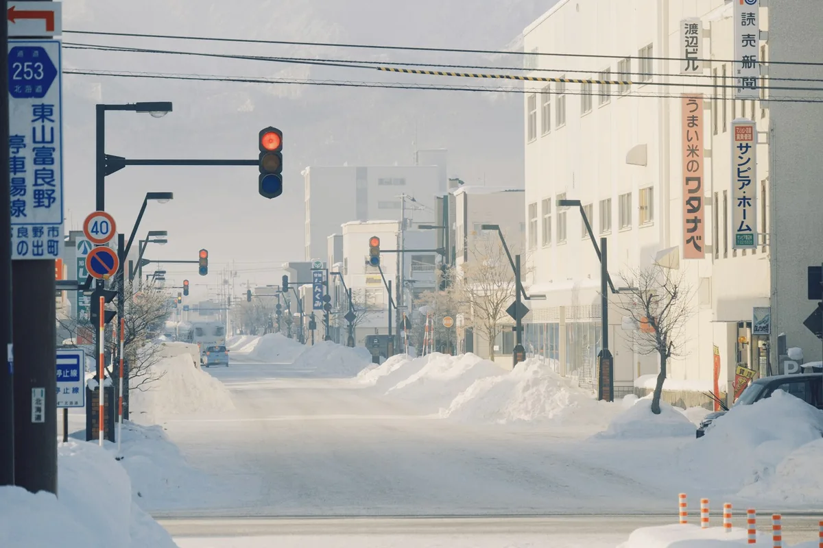 雪が積もった北海道の町の通りと信号